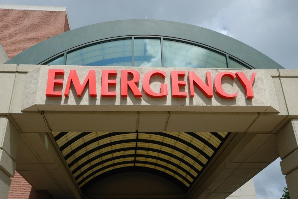 hospital-1636334_1280 Entrance to emergency room at a hospital
