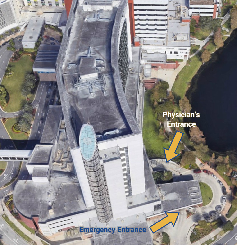 The image shows the top view of a hospital building in a suburban area, with the different entrances marked